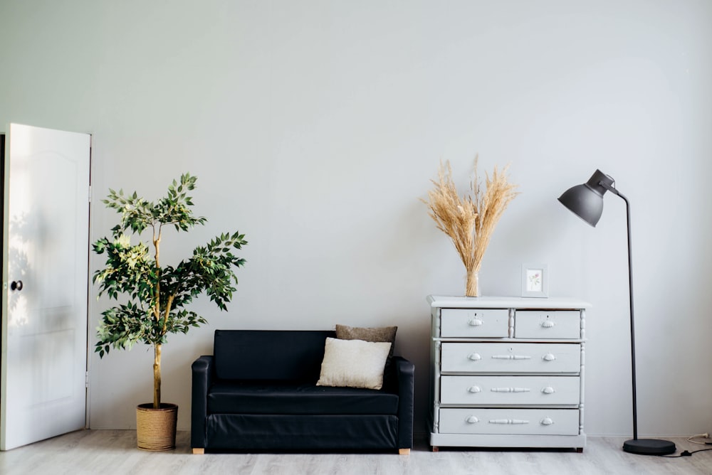 Porte intérieure contemporaine de haute sécurité en bois avec poignée minimaliste en laiton